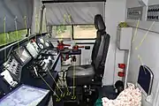 運転台中央にディスプレイが設置されている