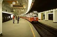 地下駅へ乗り入れるE6形・c6形（1985年撮影）