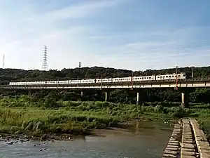 鳳山渓を渡るEMU500型電車（2015年6月）