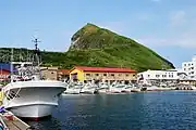 鴛泊港漁港区とペシ岬（2013年7月）