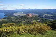 有珠山から見下ろす洞爺湖(左)と昭和新山(中央)