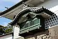 出窓型。出格子の出窓で、屋根は向唐破風(金沢城石川門隅櫓。石川県金沢市)