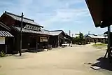 雑貨店（左）