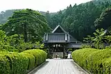 参道と中門、奥に本堂