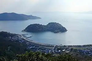 茶臼山城跡より望む坂越浦と生島(中央)
