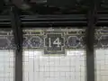 タイル壁に設けられた"14"の銘板モザイク