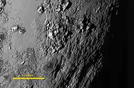 冥王星の赤道付近の接写（2015年7月14日撮影）