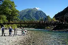 河童橋、背景は明神岳