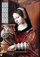 金の重さを量る女性