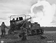 フランスのロレーヌ地方でモーゼル川を越えて砲撃するM12自走砲1944年の撮影