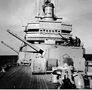 右舷に向けられた艦首連装主砲塔とケースメイト配置の単装砲（1939年）。