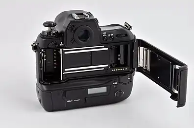 ニコン F51996年発売接点1-12で全てのDX情報を読み取る12点式。