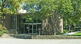 カリフォルニア州パロアルトのスタンフォードリサーチパーク内にあるFacebookの旧本社の入り口