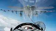 F/A-18Eが垂らしたホースについたドローグにプローブを接続して給油を受けるEA-18