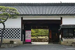 林原美術館長屋門
