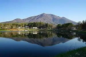 大座法師池より望む飯縄山