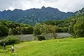 鏡池と戸隠連峰西岳と本院岳