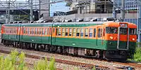 S52編成湘南色塗装2008年の復元（上）2010年の復元（下）