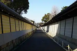 興正寺(左)と西本願寺(重要文化財)の築地塀