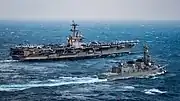 米海軍の空母「カール・ヴィンソン」と共に航行する「さみだれ」