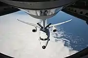 空中給油中のP-8A