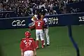 東海大相模の後輩であるカープの田中広輔から花束を受け取る