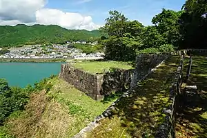 本丸西より見る出丸と熊野川