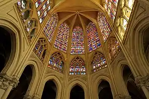 トゥール大聖堂(1236年–1279年)におけるトリフォリウムとクリアストーリーの窓の融合