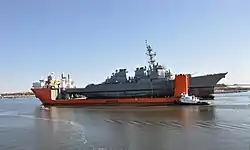 フィッツジェラルド (ミサイル駆逐艦)を甲板に載せて移送中の半潜水式重量物運搬船トランスシェルフ。2018年撮影。