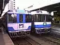キハ185系剣山色「うずしお」（右）とキハ185系JR四国色「剣山」（左）