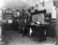 1897年のToll Gate Saloonの店内、コロラド州ブラックホーク（英語版）。