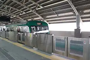 アガルガオン駅を走る6号線