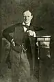 ベストの穴にチェーンを通している状態(1904年の自由党庶民院議員ウィンストン・チャーチル)。