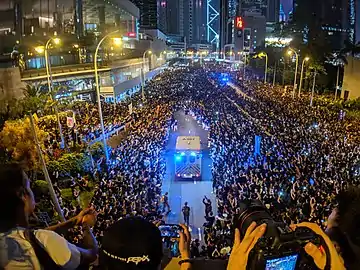 金鐘道（中国語版）で救急車に道を譲る市民（21時48分）