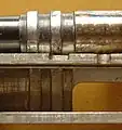 1911系拳銃の銃身(上)遊底(下)内のロッキング・ラグ