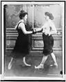 フラウレイン・クシンとエドワーズ夫人がボクシングを行なっている様子、1912年