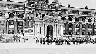 台湾総督府前で騎兵隊の出迎えを受ける（1923年撮影）