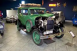 タンパベイ自動車博物館（英語版）に展示されている1929年モデルAの木炭車、この車は1939年に木材や木炭の代替燃料用に改造された。