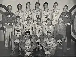 The 1943-44 University of Utah basketball team。写真中央21番がミサカ。その後ろの22番がアーニー・フェリン(英語版)、その左29番がフレッド・シェフィールド(英語版)で、ミサカの後にBAA入りしている。手前に座る17番はマス・マツノという人物。
