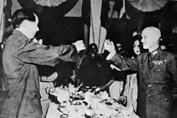 毛沢東と祝杯をあげる蔣（1945年9月）