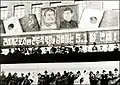 5・1節(メーデー)の記念式典(1948年5月)で、スターリン・金日成の肖像画やソビエト連邦の国旗と共に掲げられた太極旗