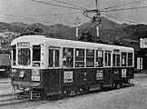 ツーマン・非冷房時代の360形365号（1966年頃）行先表示器の左右に通風孔が設けられ、正面中央の窓は固定窓