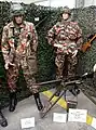 1970年代の戦闘服を着た戦車兵と歩兵。迷彩はTAZ57