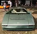 前から見たアストンマーティン・ブルドッグ