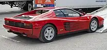 1986年フェラーリ・テスタロッサのセンターロックホイール。ハブは以前と同様にスプラインだが、固定ナットは安全規制で義務付けられている六角形。