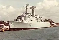 バッチ1のHMS ケント（1988年撮影）艦前部に2基の4.5インチ連装砲塔を装備するほか、後部マスト頂部の965型レーダーは1段式のAEK-1型アンテナを装備している。