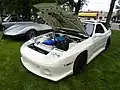 純正のリトラクタブルから社外品固定式ヘッドランプに変更された例。マツダ・RX-7(FC)