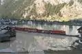 1991年の大規模な山崩れによるせき止め湖により水没しているランダ駅付近