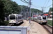 ライトレール用車両とすれ違うPCCカー（右、1994年撮影）