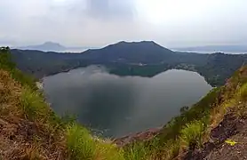 火山島の中心火口